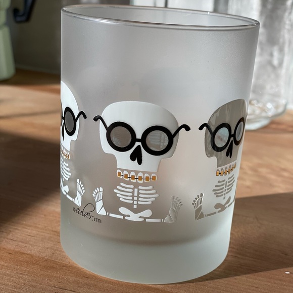 Frosted Sugar Skull Glasses - Picture 2 of 3